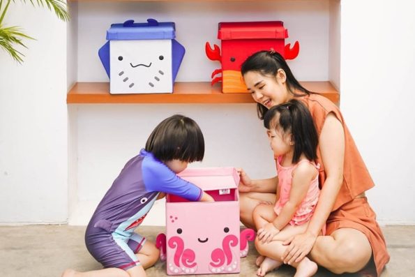 anak merapikan barang bersama orang tua