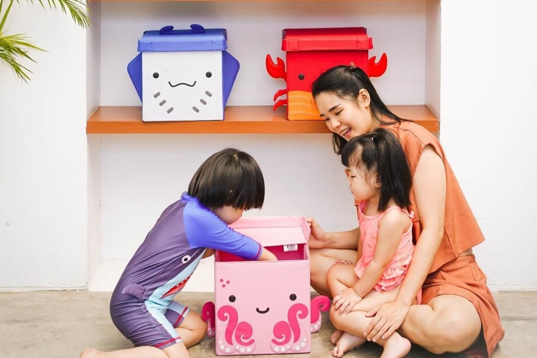 anak merapikan barang bersama orang tua