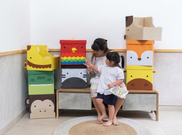  Anak bermain balok kayu edukatif bersama orang tua untuk melatih kemampuan berbicara, kreativitas, dan interaksi selama masa tumbuh kembang.