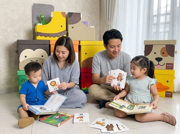 Orang tua mengenalkan kosakata hewan bahasa Jepang kepada anak menggunakan flashcard bergambar sebagai media belajar interaktif.