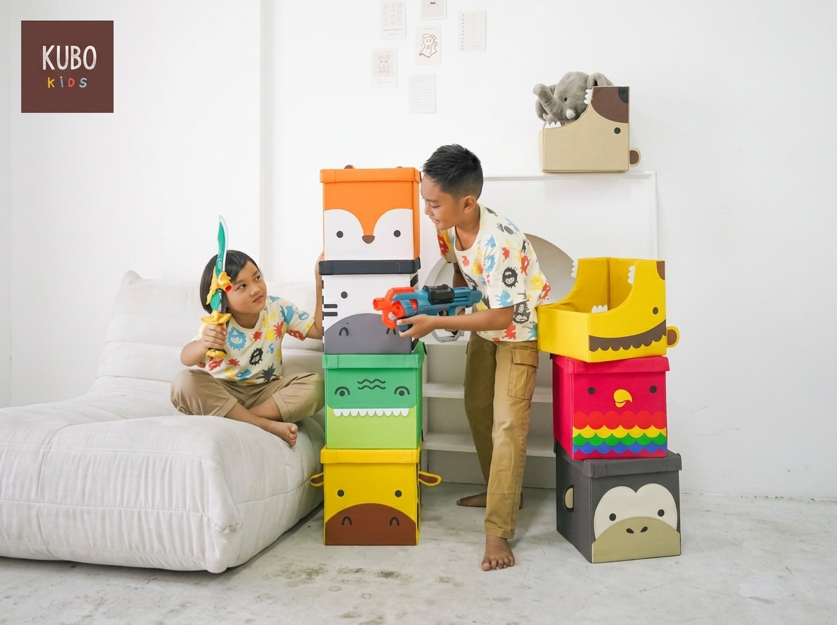 Anak merapikan mainan dan buku ke dalam box barang lucu KUBO Kids yang aman, tahan air, dan cocok untuk kamar anak.